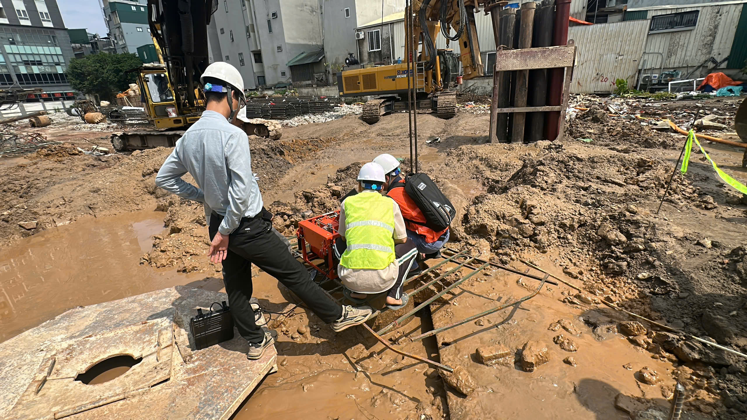 Kiểm Tra Đường Kính Hố Khoan Cọc Khoan Nhồi